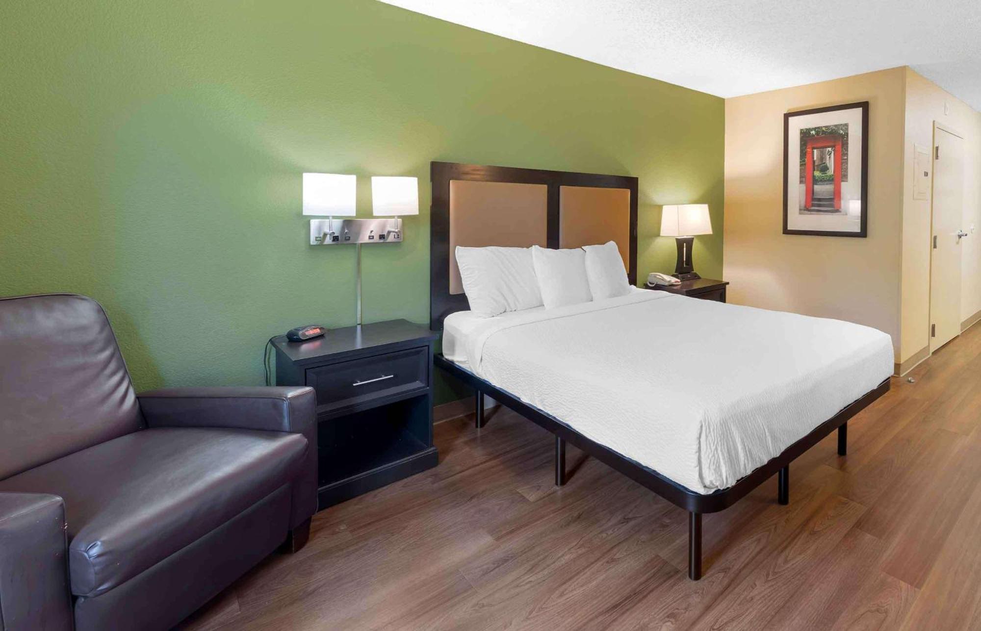 Extended Stay America Select Suites - Tampa - North Airport West Chase Exterior photo