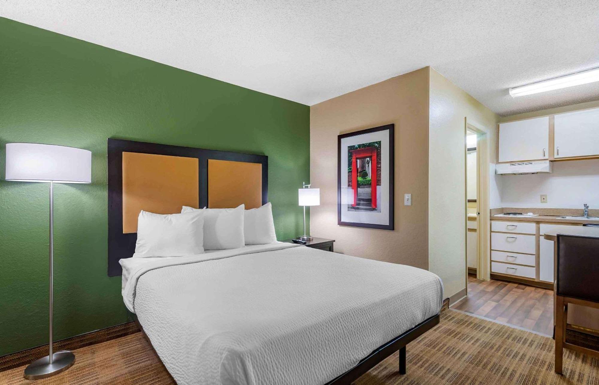 Extended Stay America Select Suites - Tampa - North Airport West Chase Exterior photo