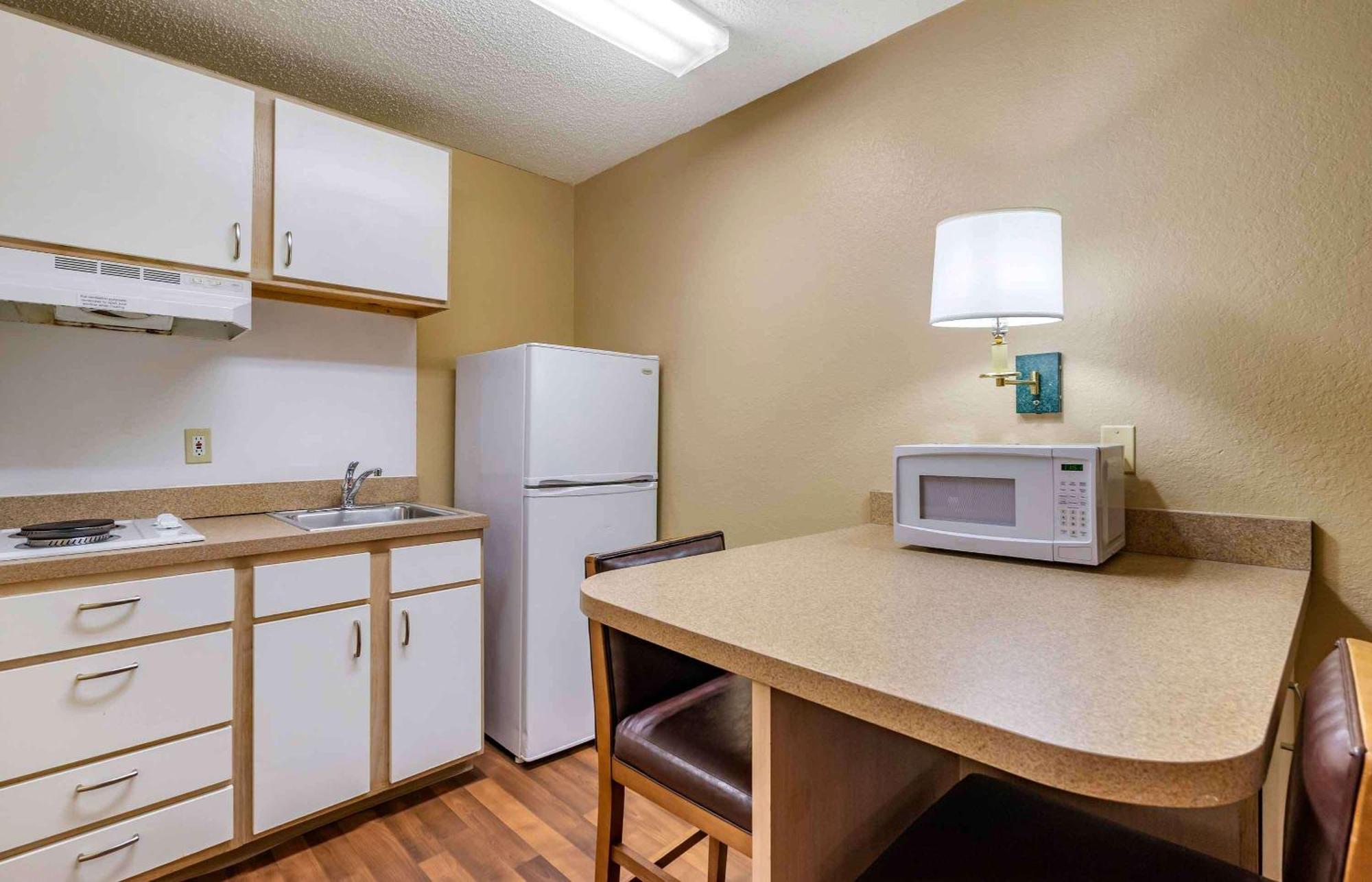 Extended Stay America Select Suites - Tampa - North Airport West Chase Exterior photo