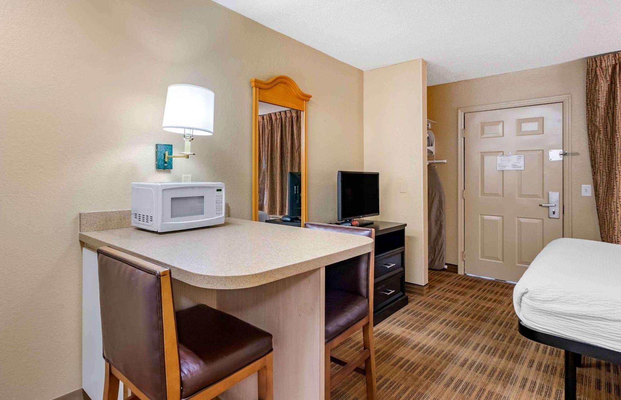 Extended Stay America Select Suites - Tampa - North Airport West Chase Exterior photo