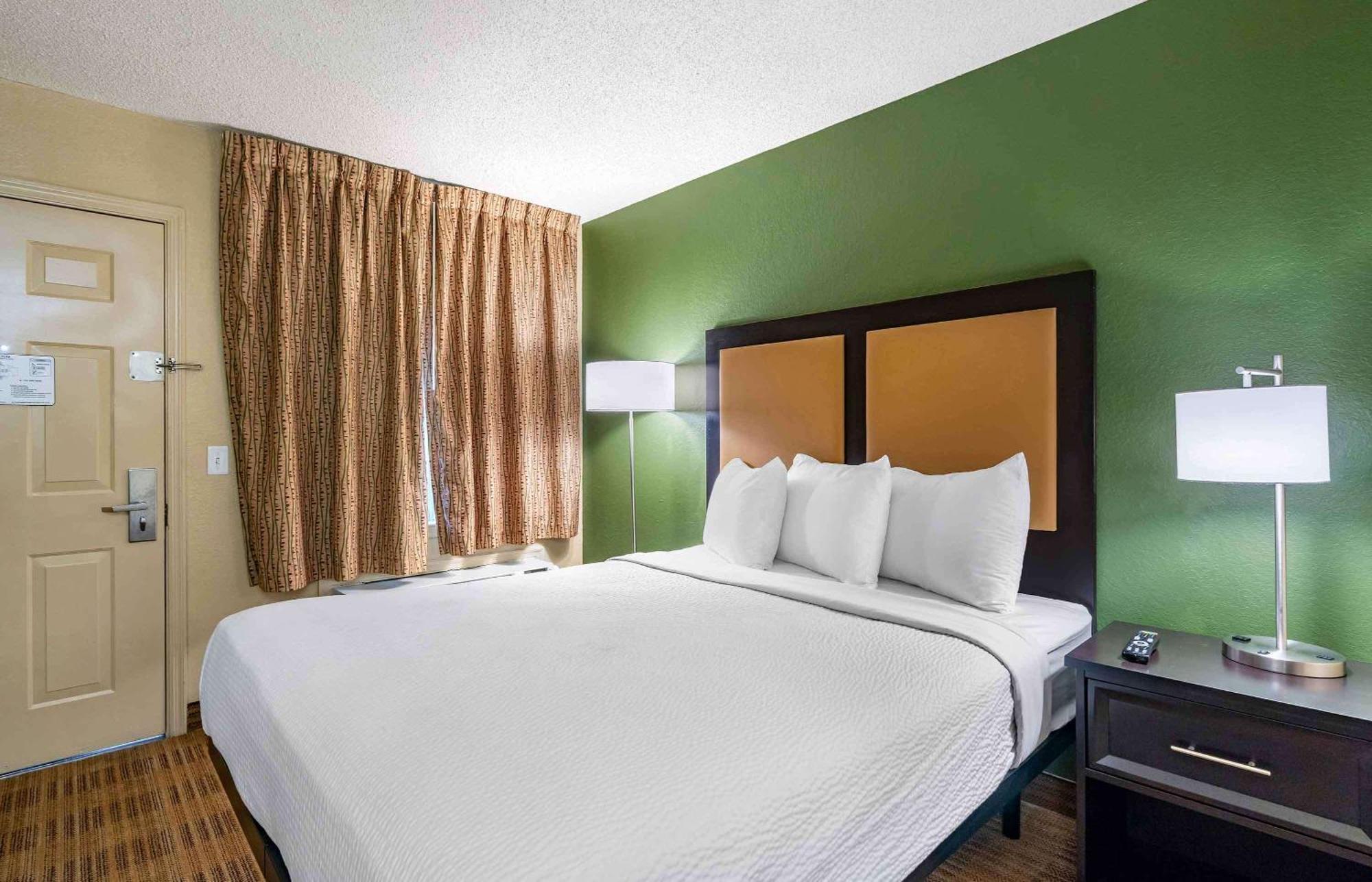 Extended Stay America Select Suites - Tampa - North Airport West Chase Exterior photo